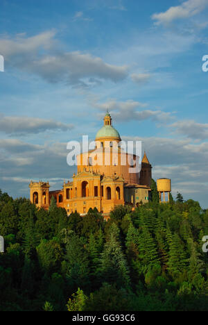 BOLOGNA,IT - circa giugno 2012 - Vista di S.Luca chiesa sulle colline vicino a Bologna, circa nel giugno 2012. Foto Stock