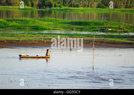 MANAUS, BR, circa agosto 2011 - Boy su una canoa sul fiume Rio delle Amazzoni, circa agosto 2012 a Manaus, BR. Foto Stock