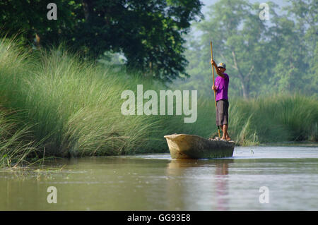 MANAUS, BR, circa agosto 2011 - Uomo su una canoa sul fiume Rio delle Amazzoni, circa agosto 2012 a Manaus, BR. Foto Stock