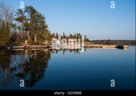 Vista panoramica di case di pescatori lungo la riva di un laghetto in Kenora, Ontario, Canada Foto Stock