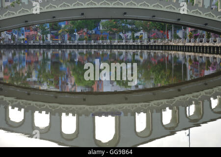 La riflessione di Tan Boon Seng ponte in Malacca Foto Stock