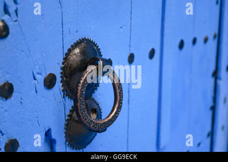 Paracolpi su una porta blu, Chefchaouen, Marocco Foto Stock