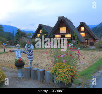 Case tradizionali in Giappone Shirakawa Shirakawago è un sito UNESCO famoso per le vecchie case chiamato Gassho-zukuri. Foto Stock