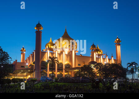 Kuching moschea della città (Masjid Bahagian) di notte, Sarawak, Malaysia. Foto Stock