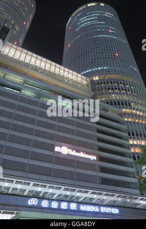 Nagoya stazione ferroviaria e il centro di Torri di notte in Nagoya in Giappone. Foto Stock