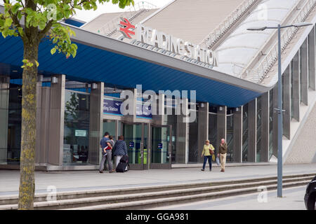 L'ingresso nord stazione di lettura su Great Western Mainline Foto Stock