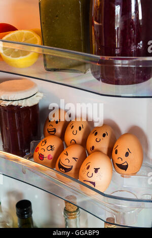 Divertenti facce di uova in una porta frigo Foto stock - Alamy