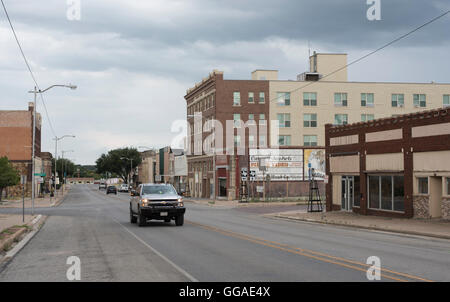 Un trickle di traffico passa basso W Main St in Ranger, Tx. Giovedì 7 luglio 2016. Foto Stock