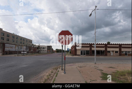 Un trickle di traffico passa basso W Main St in Ranger, Tx. Giovedì, 7 Luglio 2016 Foto Stock