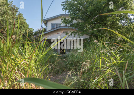 Ranger, Texas ha molti edifici abbandonati e case come questo a due isolati dal centro cittadino. Foto Stock