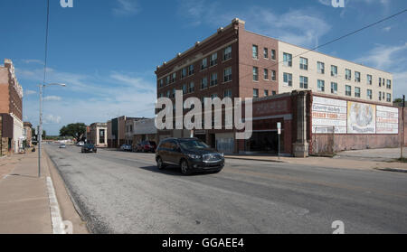 Un trickle di traffico passa basso W Main St in Ranger, Tx. Giovedì 7 luglio 2016. Foto Stock