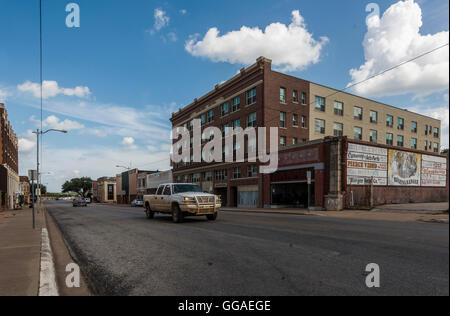 Un trickle di traffico passa basso W Main St in Ranger, Tx. Giovedì 7 luglio 2016. Foto Stock