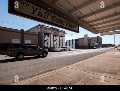 Un trickle di traffico passa basso W Main St in Ranger, Tx. Giovedì 7 luglio 2016. Foto Stock