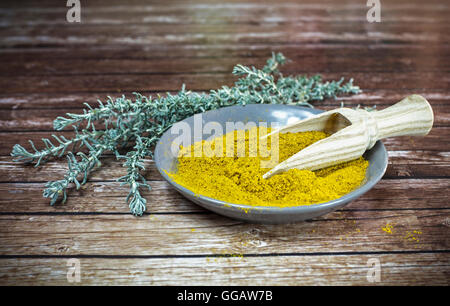 Piastra piccola di curry in polvere con il cucchiaio di legno Foto Stock