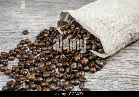 Un sacco di lino di chicchi di caffè tostati Foto Stock