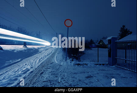 Notte invernale con un treno striscia luminosa Foto Stock