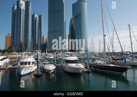 Ultra moderne - Yachts e grattacieli Foto Stock