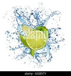 Pezzi di limes in acqua splash e cubetti di ghiaccio, isolato su sfondo bianco Foto Stock