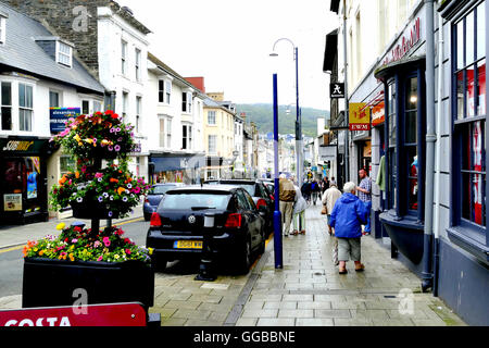 Aberystwyth, Wales, Regno Unito. Luglio 22, 2016. Grande Darkgate street una delle principali strade dello shopping di Aberystwyth. Foto Stock