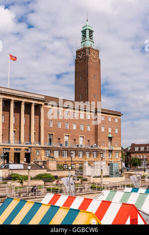 Il municipio di clock tower oltre il mercato di Norwich , Norfolk , Inghilterra , Inghilterra , Regno Unito Foto Stock