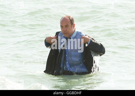 HANDBUCH der Liebe Manuale d'amore Italien 2005 Giovanni Veronesi Goffredo (CARLO VERDONE) nell'acqua. Regie: Giovanni Veronesi aka. Manuale d'amore Foto Stock