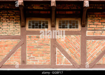 Finestre di piccole dimensioni sotto una sporgenza su un vecchio vintage house. Dettagli architettonici e copia dello spazio. Foto Stock