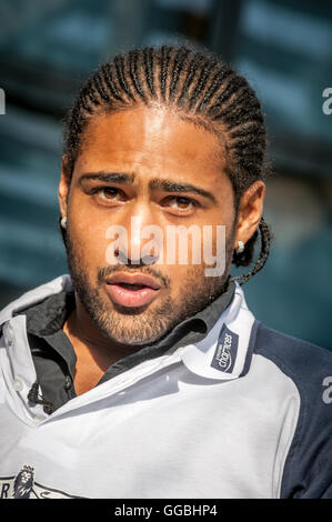 Portsmouth FC calciatore Glen Johnson a Mary Rose School a Southsea, Hants. Foto Stock