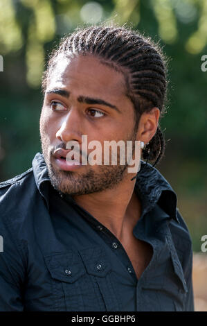 Portsmouth FC calciatore Glen Johnson a Mary Rose School a Southsea, Hants. Foto Stock