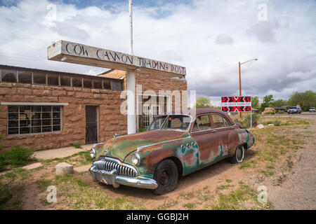 Abbandonato un auto classica al di fuori dell edificio vuoto in Bluff USA Utah Foto Stock