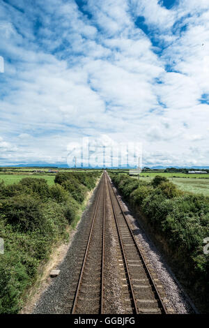 Anglesey treno via attraverso l'isola su una soleggiata giornata estiva, il Galles del Nord, Regno Unito, vicino a Ty Croes stazione. Foto Stock