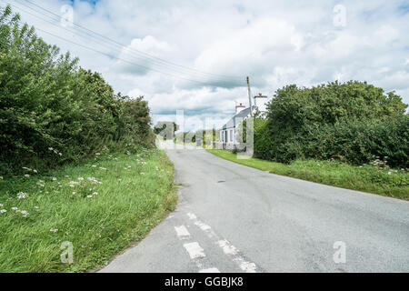 Strade di campagna attraverso Anglesey in una giornata di sole in bike, il Galles del Nord, Regno Unito Foto Stock