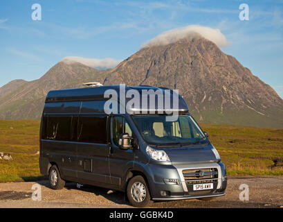 Campervan in primo piano con Buchaille Etive Mor in background, Glencoe, Lochaber Scozia UK Foto Stock