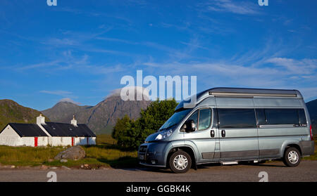 Campervan in primo piano con Cottage Black Rock in primo piano e. Buchaille Etive Mor in background Lochaber Scozia UK Foto Stock