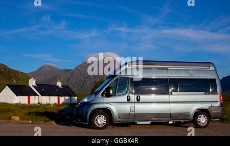 Campervan in primo piano con cottage Black Rock in primo piano e Buchaille Etive Mor in background, Glencoe, Lochaber Scozia UK Foto Stock