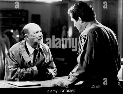 HALLOWEEN IV / Halloween 4 - Il ritorno di Michael Myers USA 1988 / Dwight H. poco Während eines Krankentransports gelingt es dem Massenmörder irren Michael Myers zu fliehen. Eine Blutspur hinter sich suo ziehend, gelangt er nach Haddonfield, wo seine letzte noch lebende Verwandte, ein zehnjähriges Mädchen, wohnt. Auf deren Leben hat es Myers abgesehen... Foto: il dottor Loomis (DONALD PLEASENCE), sceriffo Meeker (BEAU STARR) casella Regie: Dwight H. poco aka. Halloween 4 - Il ritorno di Michael Myers Foto Stock