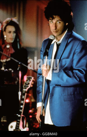 EINE HOCHZEIT ZUM VERLIEBEN / Le nozze Singer usa 1998 / Frank Coraci Robbys (Adam Sandler) großer Traum ist es, ein bekannter Musiker zu werden. Doch davon ist er zurzeit noch weit entfernt: Er spielt auf Hochzeiten rührselige Lieder. Privat steht's auch nicht zum Besten. Als er wieder einmal auf einer Hochzeit spielt, lernt er die attraktive Julia kennen. Regie: Frank Coraci aka. Il cantante di nozze Foto Stock