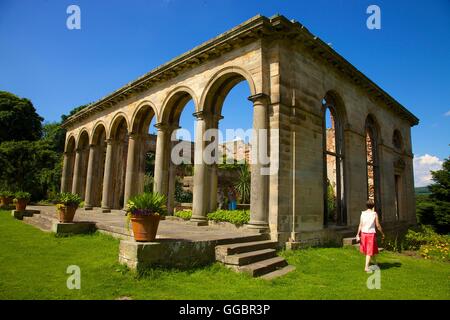 Gibside. L'Orangery rovina. La donna a piedi. Rowlands Gill, Gateshead, Tyne & Wear, England, Regno Unito, Europa. Foto Stock