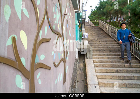 108 Cielo scalinata nel distretto di Seoul di Haebangchon Foto Stock