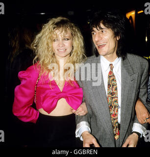 RON WOOD Rolling Stones musicisti e artista durante il vernissage con ragazza ignota amico Foto Stock