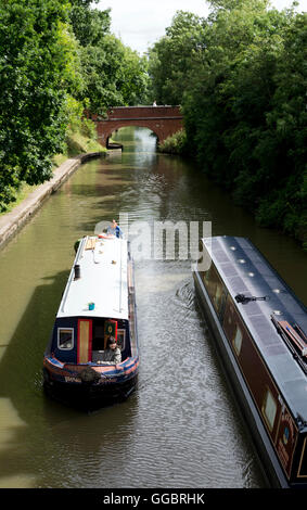 I battelli che passano sul Canal Grande Union a Warwick, Warwickshire, Regno Unito Foto Stock