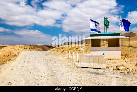 Checkpoint nel deserto della Giudea - Cisgiordania, Israele Foto Stock