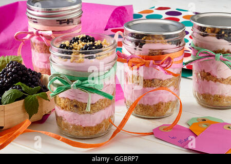 Blackberry cheesecake parfait vasi Foto Stock