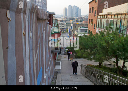 108 Cielo scalinata nel distretto di Seoul di Haebangchon (HBC) Foto Stock