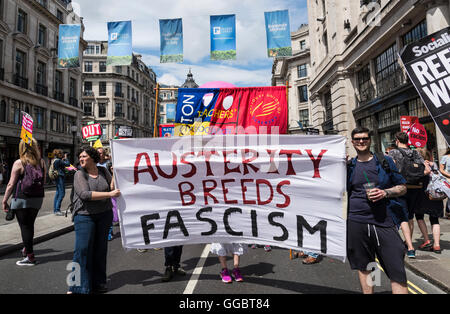 Razze di austerità del fascismo non più austerità - No al razzismo - Tories deve andare, dimostrazione organizzata dal gruppo di popoli, Saturd Foto Stock