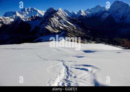Gli alpinisti tracce nella neve sul desent di mera peak Foto Stock