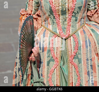 Donna elegante con un antico cerimoniale abito e la ventola in mano Foto Stock