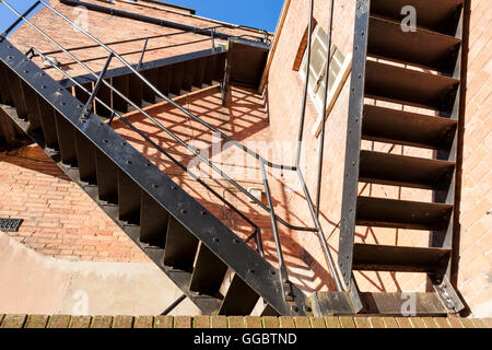 Due fuoco sfugge in un vecchio edificio visto dal di sotto, Nottinghamshire, England, Regno Unito Foto Stock