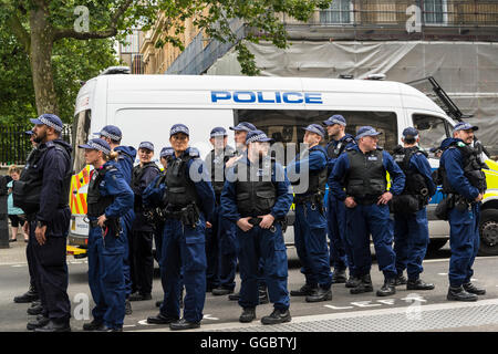 La Polizia antisommossa pronto, non più austerità - No al razzismo - Tories deve andare di dimostrazione, 16 luglio 2016, Londra, Regno Unito, Gran Bretagna Foto Stock