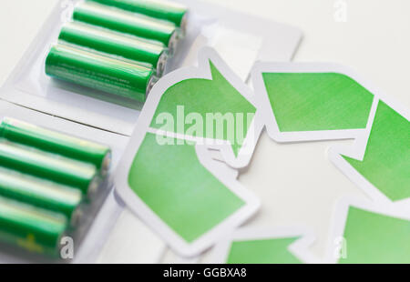 In prossimità di batterie e verde simbolo di riciclaggio Foto Stock