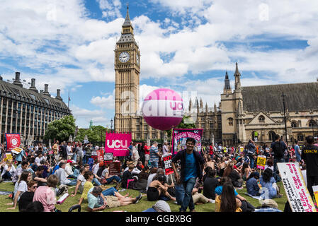 Non più austerità - No al razzismo - Tories deve andare, dimostrazione organizzata dal gruppo di popoli, sabato 16 luglio 2016, Londra, Foto Stock